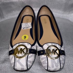 Michael Kors Navy and White Size 9 Moccasin Shoes In Very Good Condition.